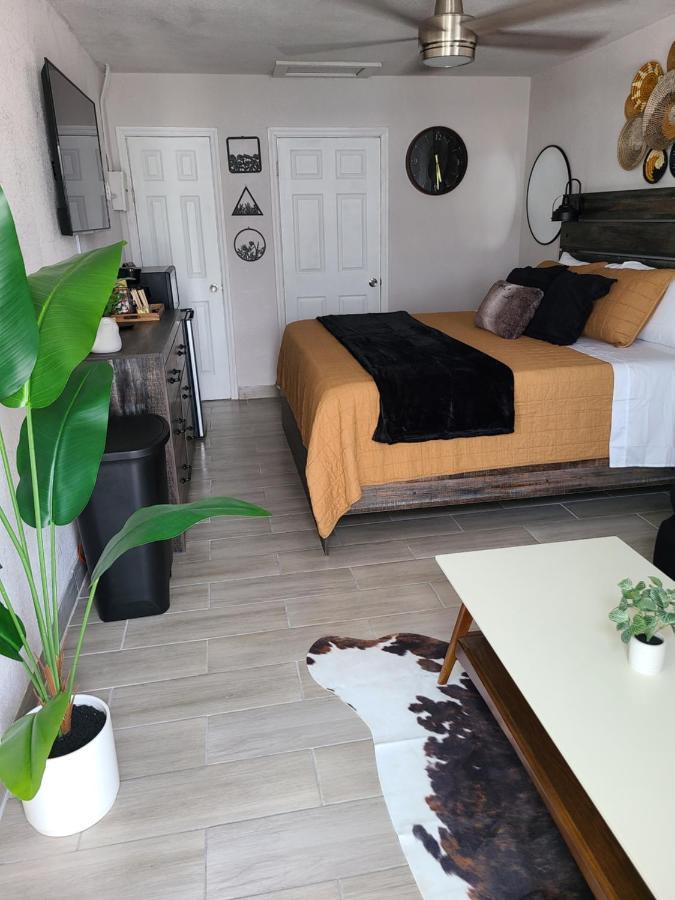Modern Retreat With King Bed - Cozy Comfort *